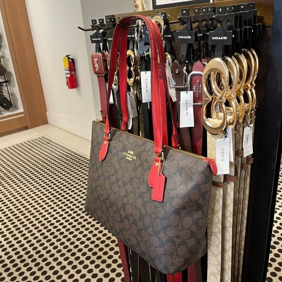 Coach Gallery Tote In Signature Canvas - Picture 2 of 11